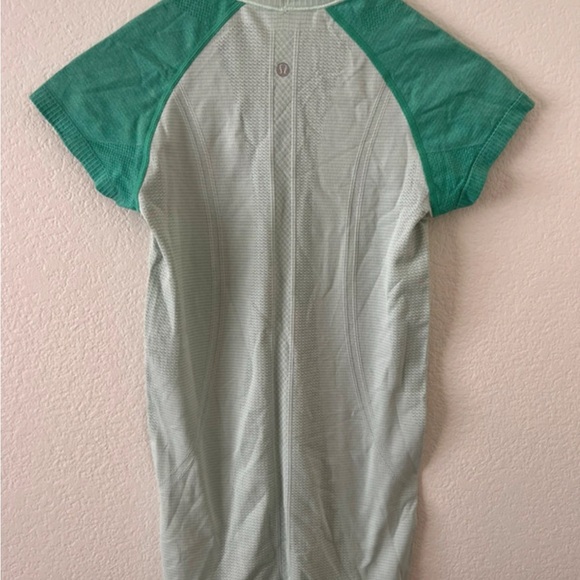 lululemon athletica womens Green Short Sleeve Tee - Picture 2 of 4
